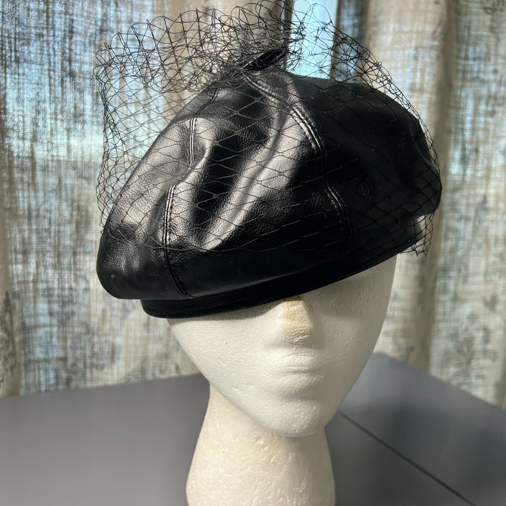 beret with a veil .